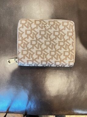 DONNA KARAN ZIP ROUND WALLET